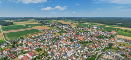 Die ländliche Gemeinde Mitteleschenbach am Spalter Hügelland in Mittelfranken von oben