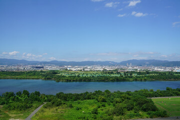 枚方の高層住宅から見た淀川越しの高槻市街
