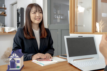 笑顔が素敵なビジネスウーマン