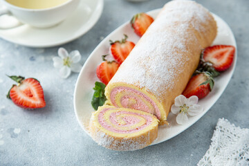 strawberry and vanilla swiss roll cake