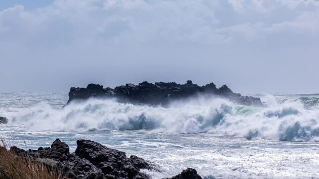 das Video zeigt dramatische Lavafelsen in der Meeresbrandung der Azoreninsel S&atilde;o Miguel. Gefilmt am Strand von Ponta da Galera, Caloura, nahe dem nat&uuml;rlichen Schwimmbecken Piscina Natural.