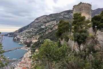 Naklejka premium Pontone - Torre dello Ziro verso Amalfi