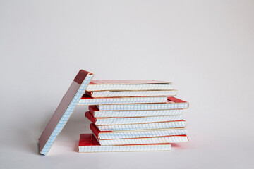 Montón de libretas pequeñas sobre fondo blanco