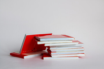 Montón de libretas pequeñas sobre fondo blanco