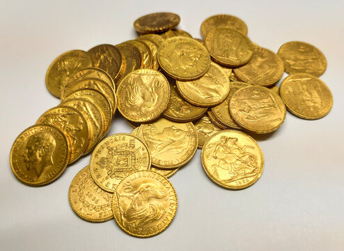 Tas de diff&eacute;rentes pi&egrave;ces en or (souverain, 20 francs)