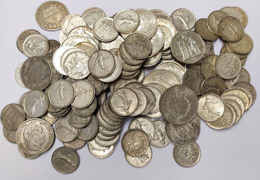 Tas de diff&eacute;rentes pi&egrave;ces en argent (5 francs Semeuse, 10 francs Turin, 5 francs Ecu, 50 et 10 francs Hercule)