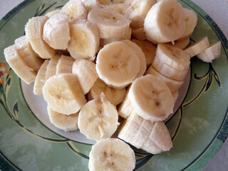 Bananenscheiben auf Teller