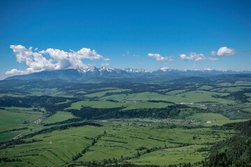 Obraz premium landscape of the valley with a view of the villages and the Tatra Mountains