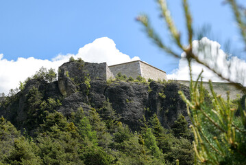 Vue en contre plong&eacute;e des remparts de la cit&eacute; fortifi&eacute;e de Mont-Dauphin