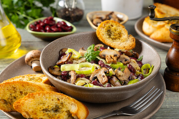 Spring salad with red beans and mushrooms. Served with croutons and garlic butter.