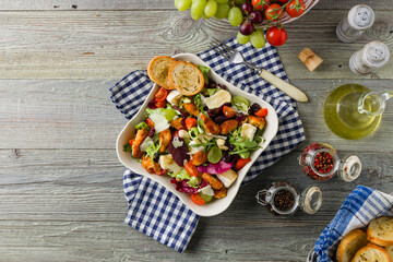 Traditional spring Italian salad with breaded chicken, camembert cheese, grapes and nuts. Served with croutons.