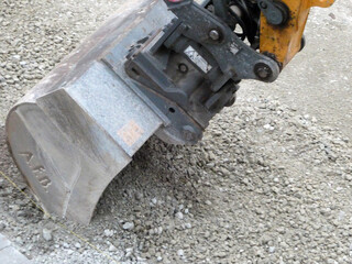 Baggerschaufen im Schotter