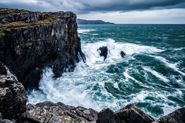 Obraz premium Stormy ocean waves crashing against rugged cliffs 