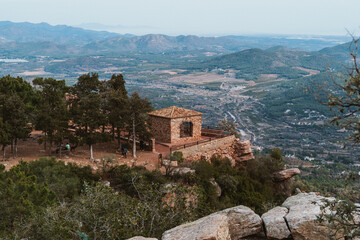 Obraz premium Scenic View from Mountain, Trees and Stone Structure