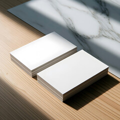 Cartes de visite blanches sur table bois – maquette de branding minimaliste