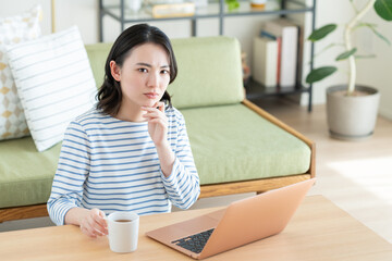パソコンに悩む若い女性