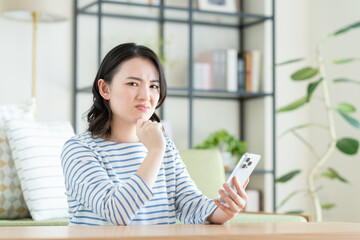 スマホで悩む若い女性