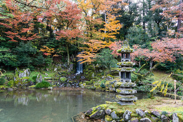 秋の金沢旅行で訪れたい紅葉真っ盛りの兼六園