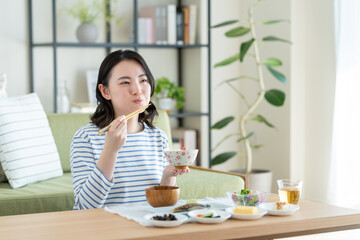 朝食を食べる若い女性
