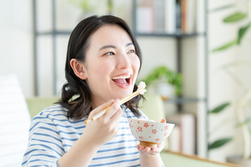 ご飯を食べる若い女性