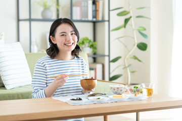 朝食を食べる若い女性