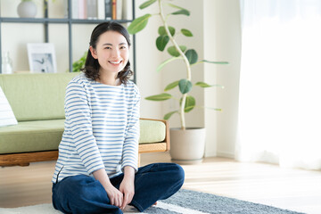 リビングでくつろぐ若い女性