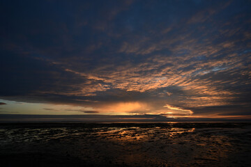 Obraz premium sunrise with clouds on the beach
