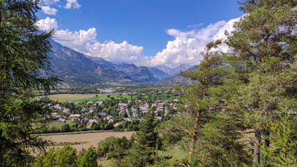 Village au milieu des montagnes