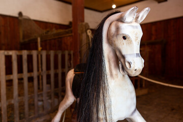 Cheval de bois ancien dans une &eacute;curie