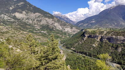 Cours d'eau au pied de la falaise