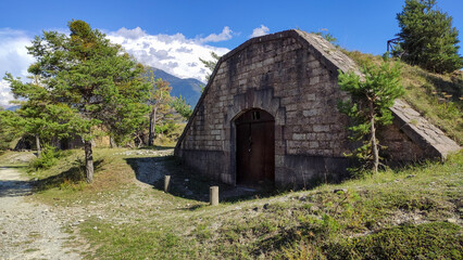 B&acirc;timent semi enterr&eacute; 