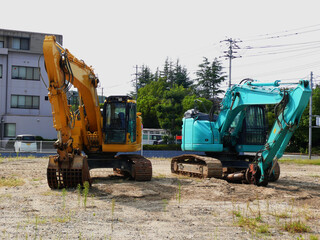 工事現場に運び込まれた重機