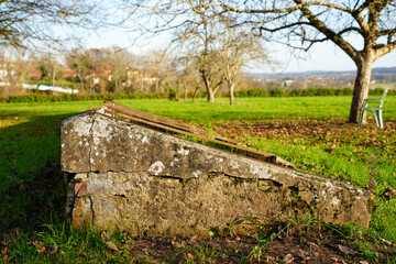 Jardini&egrave;re en pierre &agrave; l'abandon sur un grand terrain 