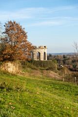 Fabrique de jardin au bord de falaise