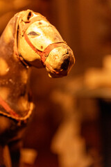 T&ecirc;te d'un cheval de bois ancien