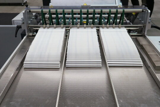 Automatic paper folding machine