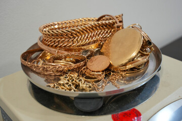Pesée d'une balance avec bijoux en or