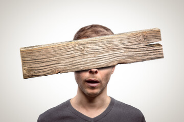 Person mit Brett vorm Kopf