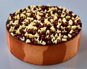 Schokoladentorte mit Schokoladenperlen und weissen Schokoraspeln verziert, Torte, Kuchen, Schokocreme