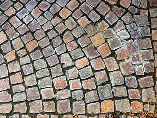 Eis auf Pflastersteinen