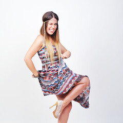 Naklejka premium frau, bekleidung, schönheit, gestalten, leitbild, haar, person, atelier, frau, lächeln, glamour, 1, eleganz, gesicht, leute, posing, lebensstil, hübsch, rot, stil, grossartig, elegant, tänzer, anschau