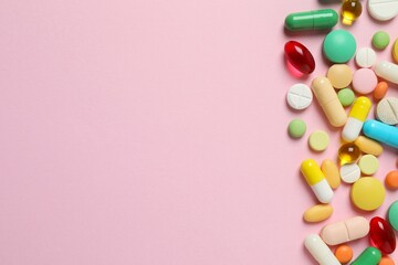 Obraz premium Various pills on color background, top view