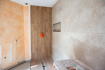 Rénovation d'une salle de bains, zoom sur le carrelage finalisé.