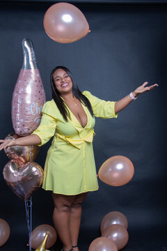 Mujer con traje amarillo en una celebraci&oacute;n especial