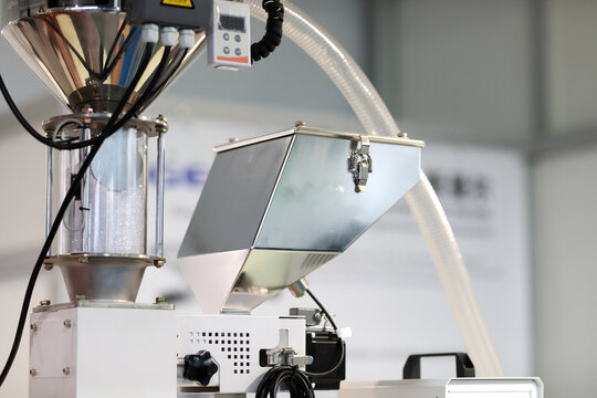 feed hopper and single color dose mixer