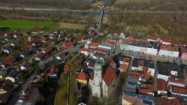 St. Laurentius ist Pfarrkirche der Erzdioezese Muenchen und Freising in der Stadt Tittmoning in Bayern, Deutschland Luftaufnahme im Fruehling bei sonnigem Wetter. Luftbild Stadtzentrum Tittmoning. 