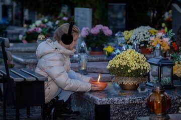 Candle Lighting at Cemetery A Heartfelt Moment of Remembrance for Those We Love and Miss