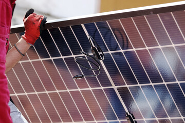 Aufbau von einer Photovoltaik Anlage auf einem Hausdach