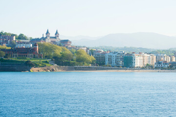 Obraz premium Coastline in San Sebastian, with Miramar Palace. Guipuzcoa, Spain