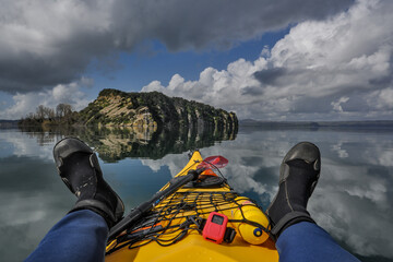 Relax in kayak davanti l'isola Martana